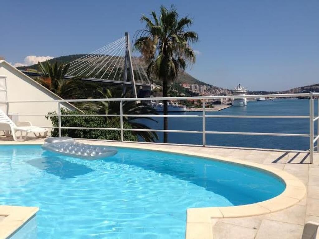 Studio (Comfort Studio Apartment) | Pool | Außenpool (je nach Saison geöffnet), Sonnenschirme, Liegestühle