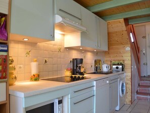 Fridge, microwave, stovetop, dishwasher - Cozy 3-Room Mezzanine House, 400m from Beach, Sleeps 6, Terrace, A/C, Parking – Pet Friendly (Fleury-Saint-Pierre-la-Mer)