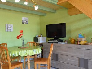 Dining - Cozy 3-Room Mezzanine House, 400m from Beach, Sleeps 6, Terrace, A/C, Parking – Pet Friendly (Fleury-Saint-Pierre-la-Mer)