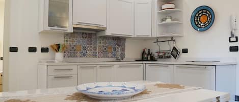 Réfrigérateur, micro-ondes, plaque de cuisson, cafetière/bouilloire