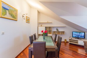 アパートメント (Two Bedroom Apartment) | リビングルーム | テレビ