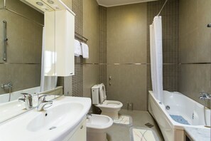 Appartement (Two Bedroom Apartment) | Salle de bain | Baignoire, séchoir à cheveux, serviettes fournies
