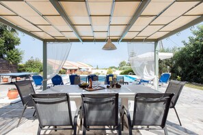 Outdoor dining - Villa Cesar (Corfu)