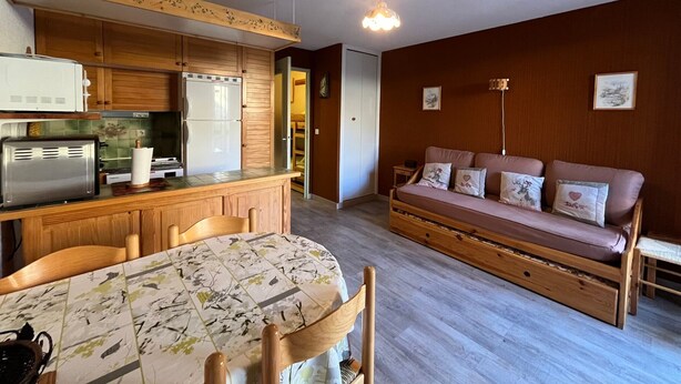 A compact living space with a kitchenette, a dining table, and a sofa. - 28m² Studio at the slopes base, 4 pax, Les Cimes residence (Enchastrayes)