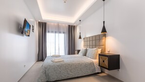 Een moderne slaapkamer met een groot bed, een wandtelevisie, een nachtkastje en een plafondlamp.