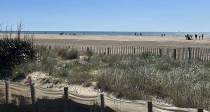 Cozy 2-Bedroom Beachside Apartment with Balcony - Walk to Shops & Beach