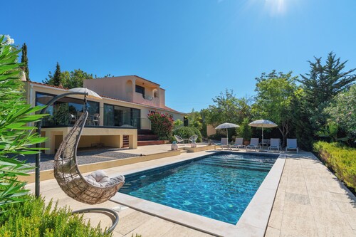 Luxury 3-Bedroom Countryside Villa with Pool, Quelfes
