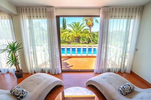 Luxury 3-Bedroom Countryside Villa with Pool, Quelfes