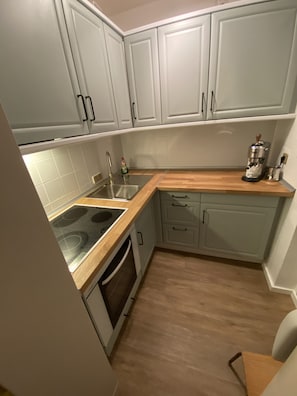 Kühlschrank, Ofen, Herdplatte, Wasserkocher mit Kaffee-/Teezubehör
