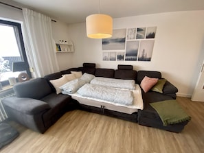 1 chambre, fer et planche à repasser, lit de bébé portatif