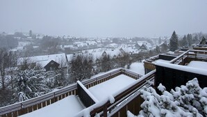 Un barrio residencial cubierto de nieve, con casas y árboles.