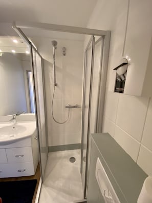 Dusche, Haartrockner, Handtücher, Seife