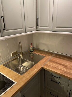 Kühlschrank, Ofen, Herdplatte, Wasserkocher mit Kaffee-/Teezubehör