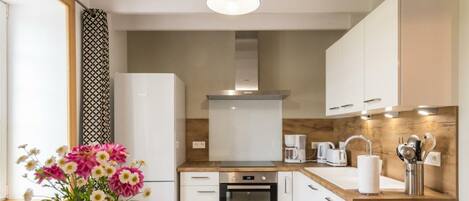 Fridge, microwave, dishwasher, coffee/tea maker