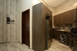 Refrigerador, microondas, horno y tetera eléctrica 