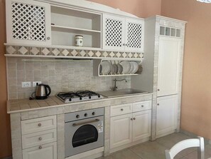 Geladeira, fogão, cooktop, cafeteira/chaleira