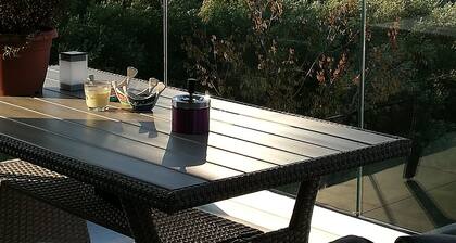 3 Bed Flat - Sleeps 6 - Garden - Parking - Wifi