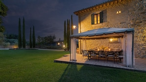A stone building with a covered outdoor dining area. - Villa Di Morice 14, Emma Villas (Castel Ritaldi)