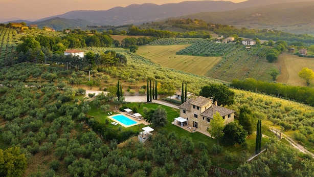A villa with a swimming pool surrounded by olive groves and vineyards, set in a hilly landscape. - Villa Di Morice 14, Emma Villas (Castel Ritaldi)