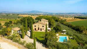 A stone villa with a swimming pool, surrounded by lush greenery and fields. - Villa Di Morice 14, Emma Villas (Castel Ritaldi)