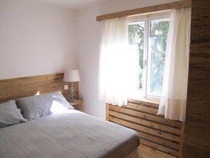 1 habitación, tabla de planchar con plancha, wifi gratis y ropa de cama 