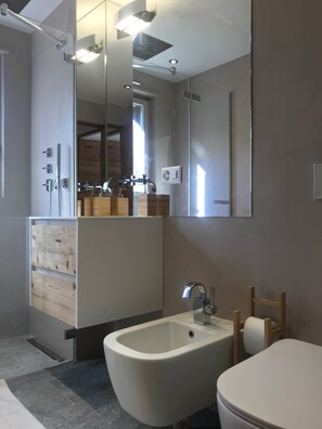 Dusche, Haartrockner, Bidet, Handtücher