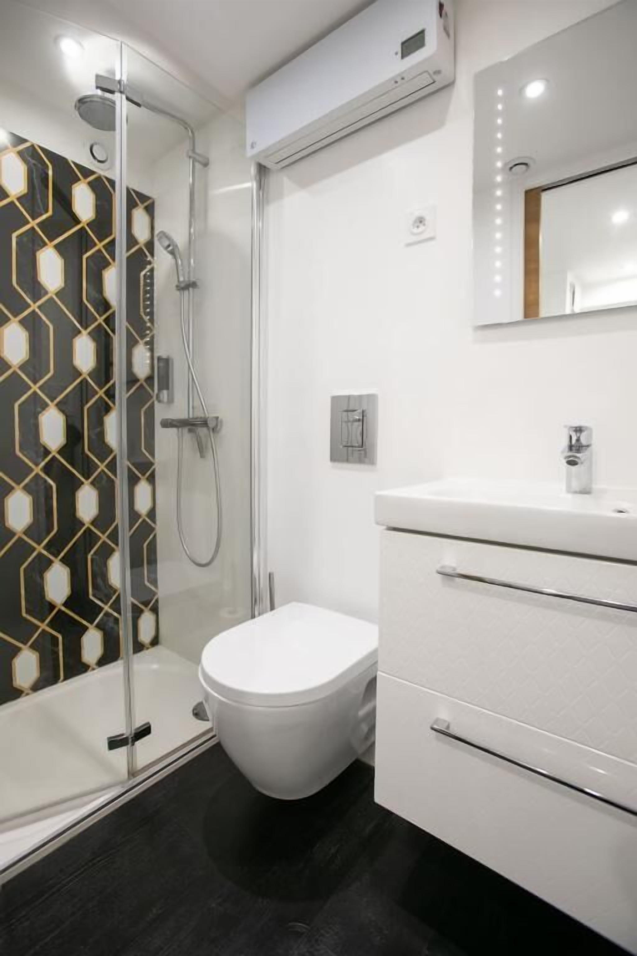 Dusche, Haartrockner, Handtücher