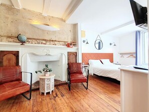 1 habitación, tabla de planchar con plancha, wifi gratis y ropa de cama 