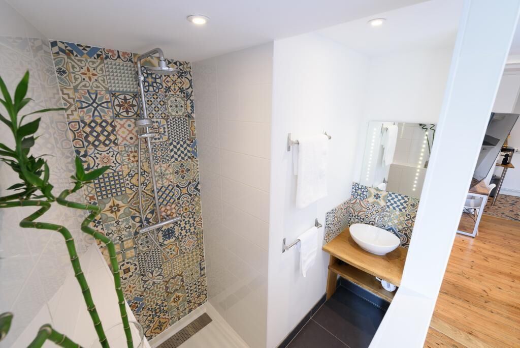 Een douche, een haardroger, handdoeken