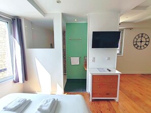 1 habitación, tabla de planchar con plancha, wifi gratis y ropa de cama 