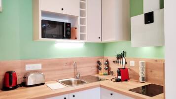 Fridge, microwave, stovetop, dishwasher