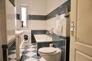 Badekar, hårføner, håndklær og såpe