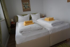 2 間睡房、房內夾萬、熨斗/熨衫板、可攜式嬰兒床