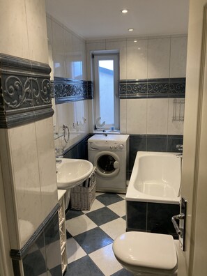 浴缸、風筒、提供毛巾、番梘