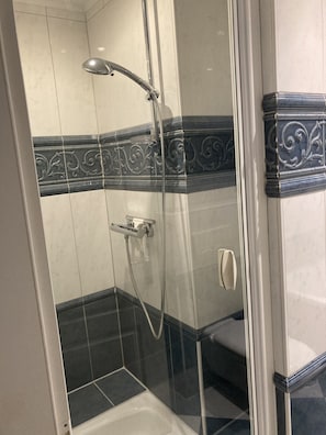 Badekar, hårføner, håndklær og såpe