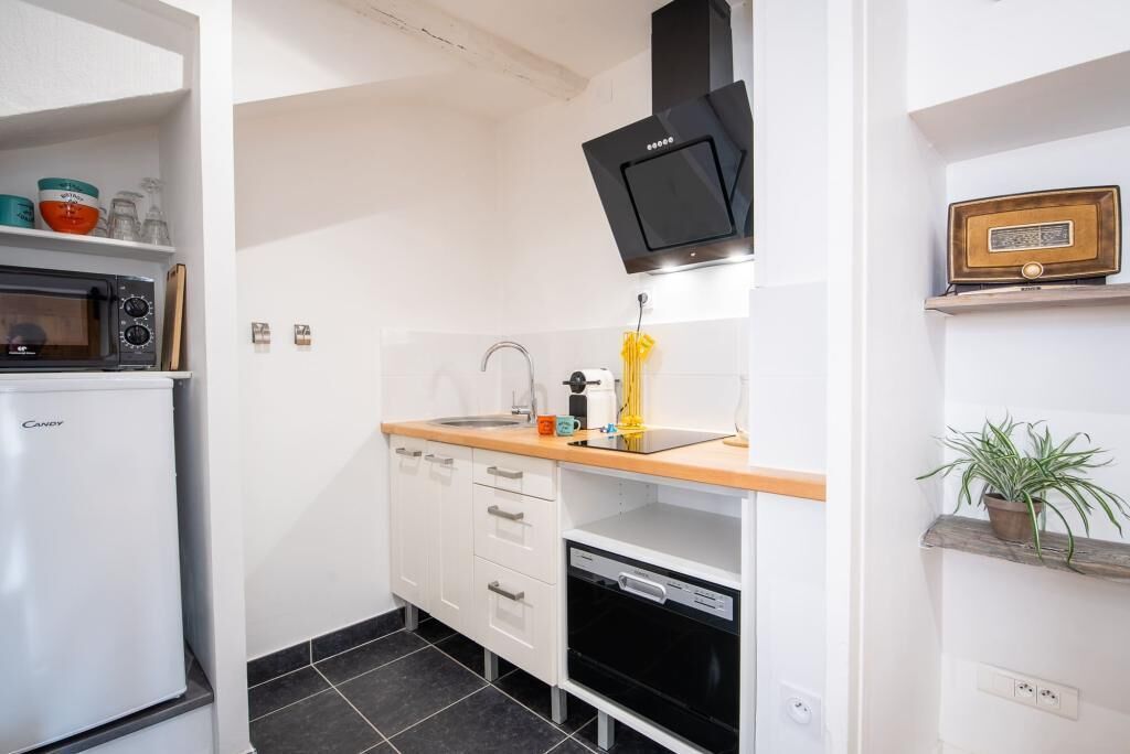 Réfrigérateur, micro-ondes, plaque de cuisson, lave-vaisselle