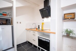 Frigorífic, microones, placa de cuina i rentaplats 