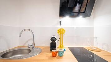 Réfrigérateur, micro-ondes, plaque de cuisson, lave-vaisselle