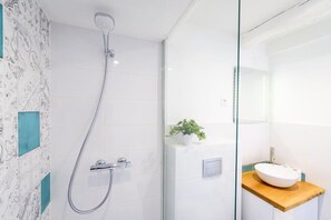 Een haardroger, handdoeken