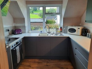 Ferienhaus | Eigene Küche | Kühlschrank, Mikrowelle, Ofen, Herdplatte