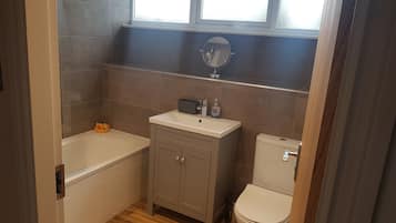 Casa de campo | Baño | Tina con regadera, tina profunda, amenidades de baño gratuitas