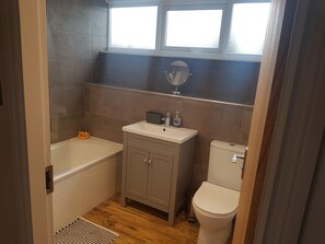 Cottage | Bathroom | Combined shower/tub, deep soaking tub, free toiletries, hair dryer