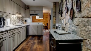 Cafetera y tetera, refrigerador, microondas y horno