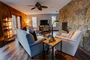 TV, fireplace, ping pong, books