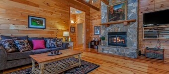 Nature's Den | Pet-Friendly, Mountaintop Cabin in Columbus