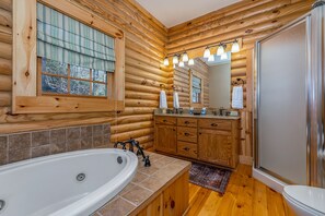 Shower, hair dryer, towels - Nature's Den | Pet-Friendly, Mountaintop Cabin in Columbus (Columbus)