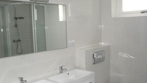 Bathtub - Isolated Villa With Washing Machine, Near Maastricht (Susteren)