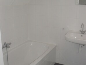 Villa | Badkamer | Een douche
