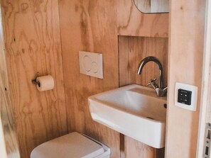 Shower, towels - Atmospheric Cabin Close to the North Sea (Ouddorp)