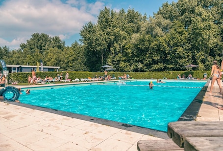 Una piscina al aire libre. Well-kept Chalet not far From the Biesbosch